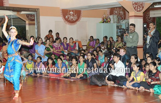 Dr Alexandra Szoke Bharatanatyam performance